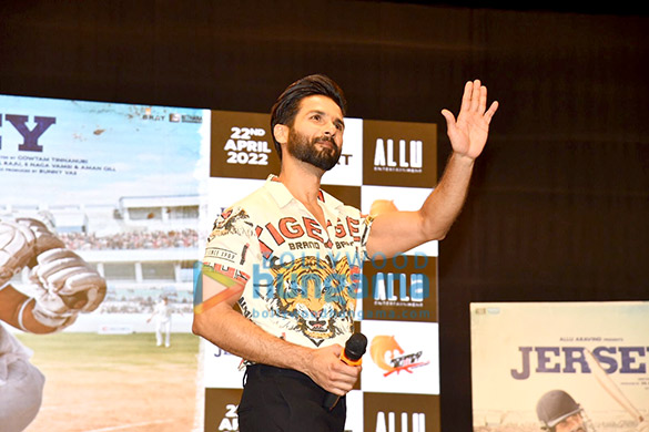 photos shahid kapoor spotted with students at n m college while promoting his film jersey 1