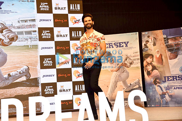 photos shahid kapoor spotted with students at n m college while promoting his film jersey 2