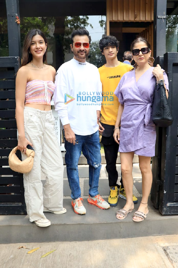 Photos: Shanaya Kapoor and her family snapped at Mizu in Bandra Photos: Shanaya Kapoor and her family snapped at Mizu in Bandra