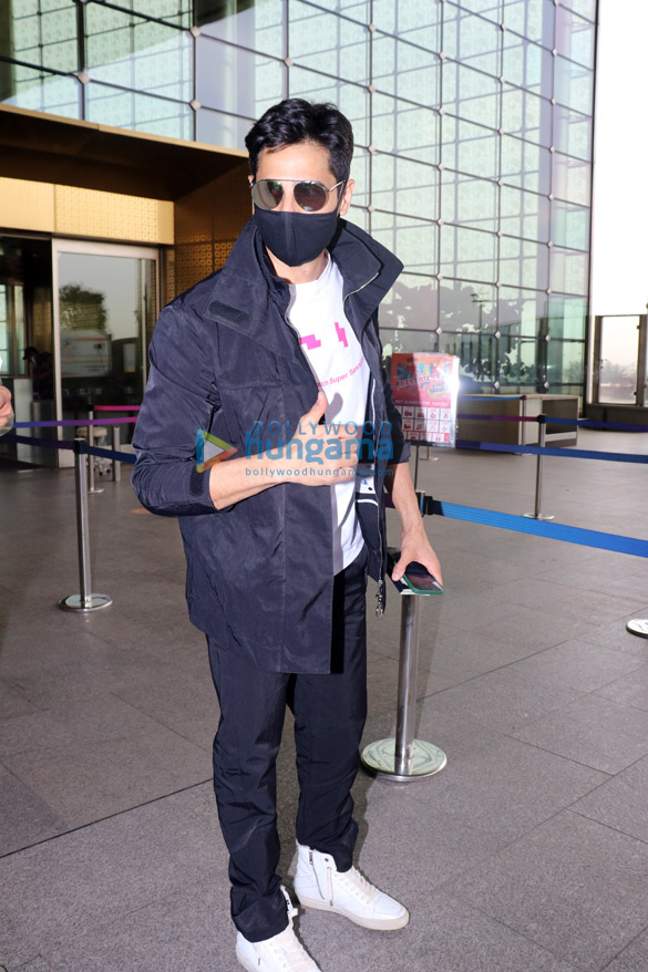 photos sidharth malhotra rashmika mandanna athiya shetty and ahan shetty snapped at the airport 1