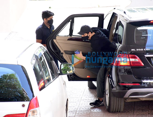 photos sidharth malhotra spotted in bandra 3