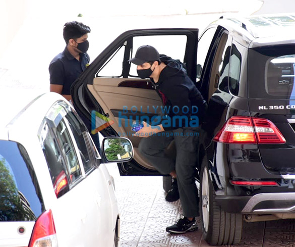photos sidharth malhotra spotted in bandra 4