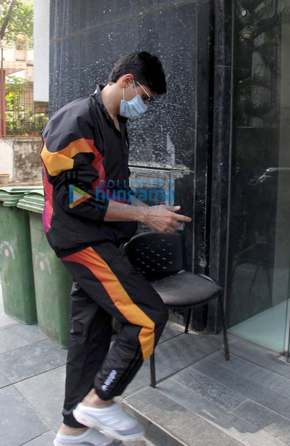 photos sidharth malhotra spotted in santacruz 4