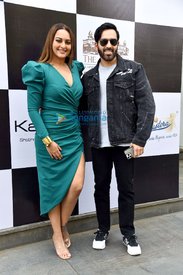 photos sonakshi sinha displays her artwork at the house of creativity inaugural show 7