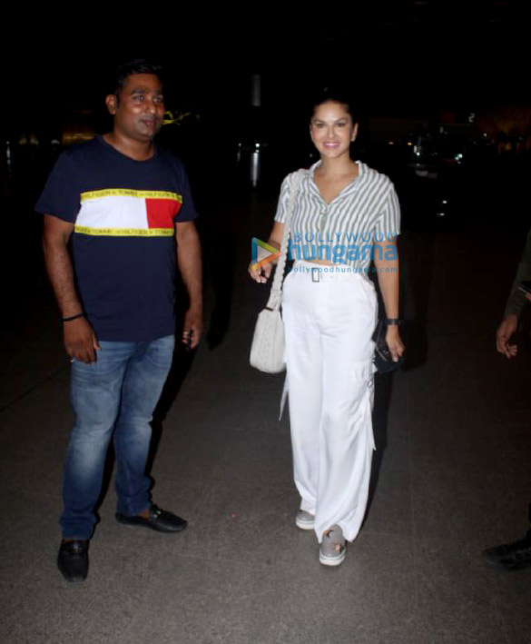 photos sunny leone snapped at the airport 2 3