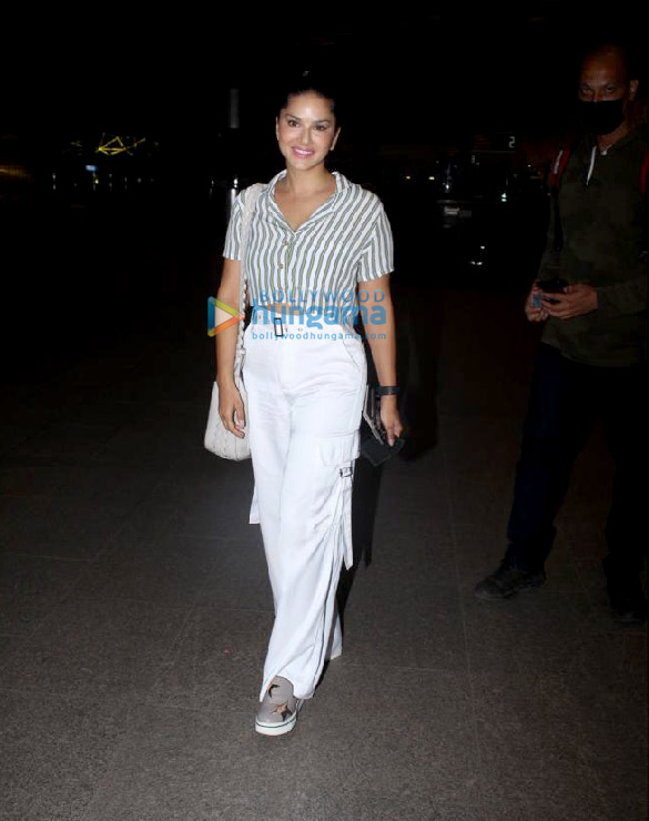 photos sunny leone snapped at the airport 3 3