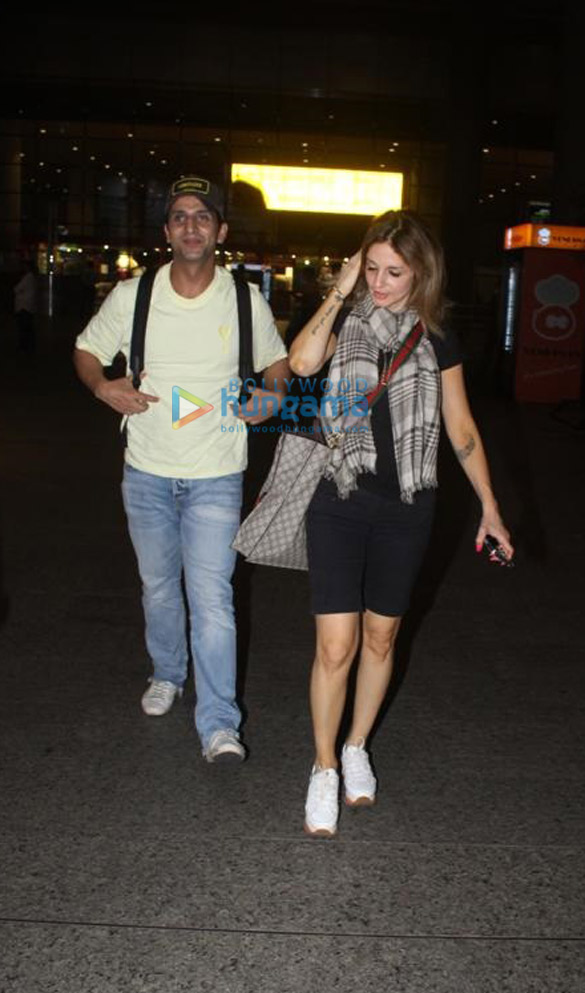 photos sussanne khan and arslan goni spotted together at the airport 3