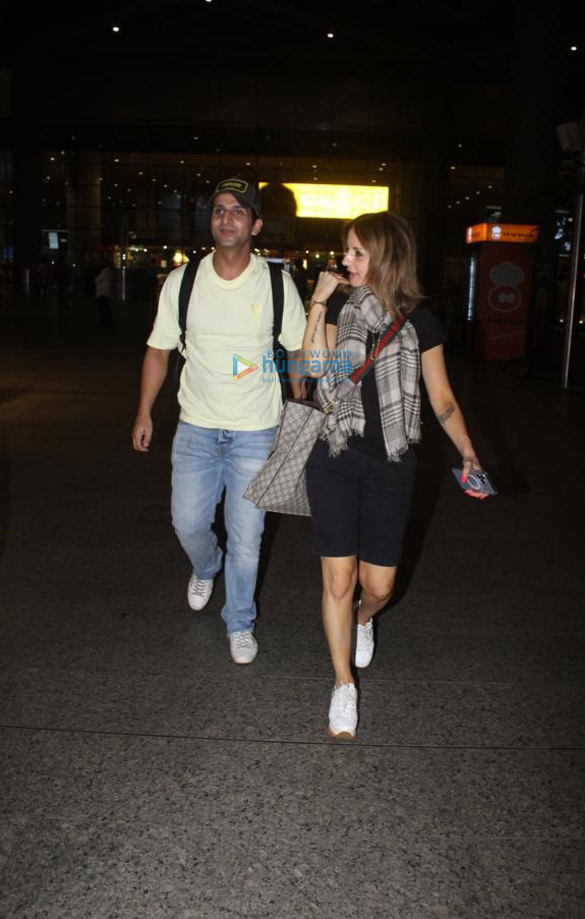 photos sussanne khan and arslan goni spotted together at the airport 4