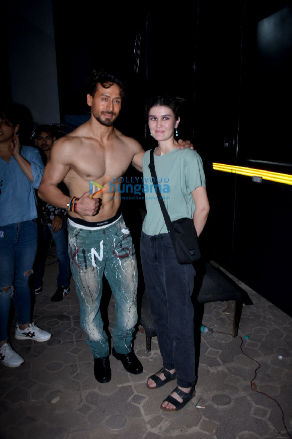Photos: Tiger Shroff and Kriti Sanon snapped post shoot in the city Photos: Tiger Shroff and Kriti Sanon snapped post shoot in the city