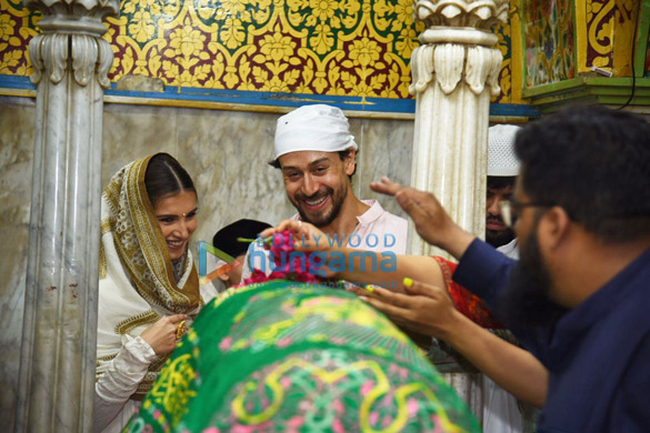 photos tiger shroff and tara sutaria snapped at mahim dargah ahead of the release of heropanti 2 1