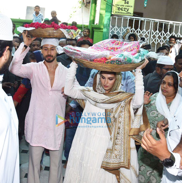 photos tiger shroff and tara sutaria snapped at mahim dargah ahead of the release of heropanti 2 7