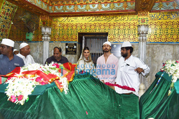 photos tiger shroff and tara sutaria snapped at mahim dargah ahead of the release of heropanti 2 8