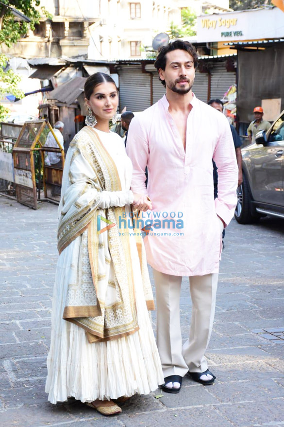 photos tiger shroff and tara sutaria snapped promoting heropanti 2 at babulnath mandir 1