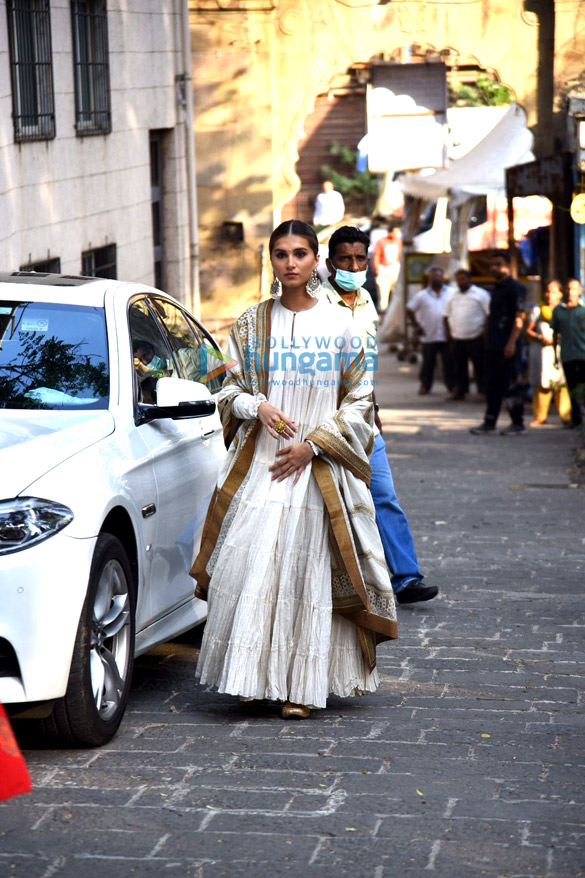 photos tiger shroff and tara sutaria snapped promoting heropanti 2 at babulnath mandir 8