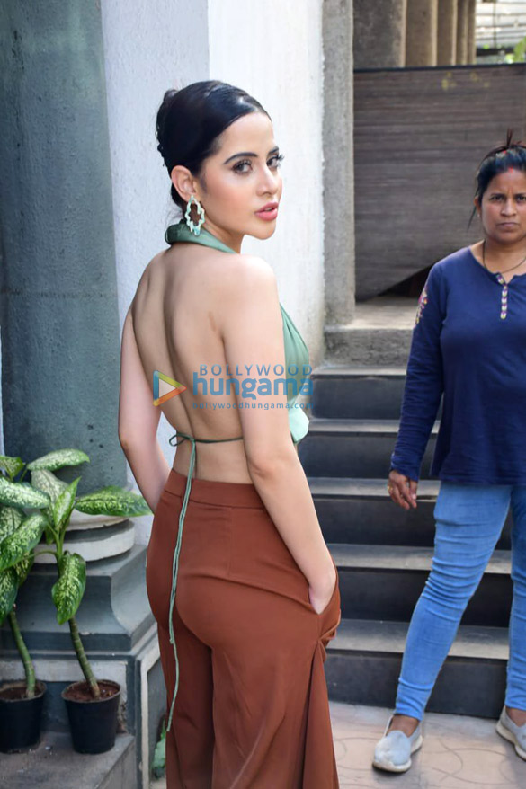 Photos: Urfi Javed snapped in Juhu Photos: Urfi Javed snapped in Juhu