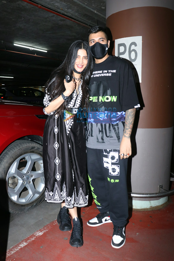 photos vicky kaushal katrina kaif shruti haasan and shehnaaz gill snapped at the airport 1