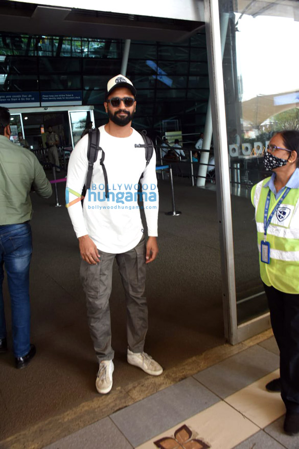 photos vicky kaushal katrina kaif shruti haasan and shehnaaz gill snapped at the airport 4