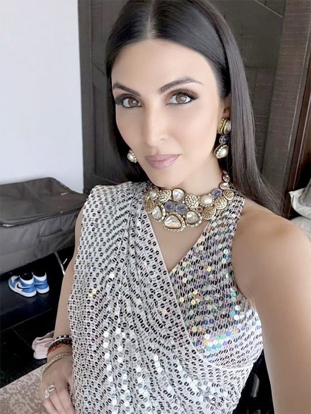Ranbir Kapoor-Alia Bhatt Wedding: Riddhima Kapoor Sahni glams up for 'Bhai Ki Shaadi' in Manish Malhotra silver sequin saree worth Rs. 1.5 lakh Ranbir Kapoor-Alia Bhatt Wedding: Riddhima Kapoor Sahni glams up for 'Bhai Ki Shaadi' in Manish Malhotra silver sequin saree worth Rs. 1.5 lakh