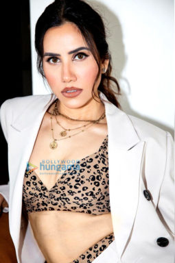 Celebrity Photos of Sonnalli Seygall