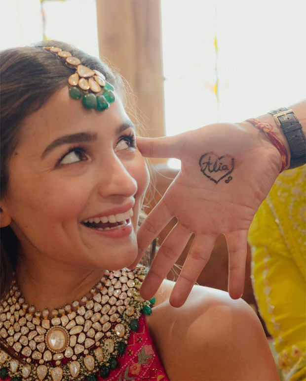 Ranbir Kapoor-Alia Bhatt Wedding: Ranbir carries Rishi Kapoor's photo, dances with Alia, Neetu, Kareena, Karisma, Riddhima at mehendi ceremony 