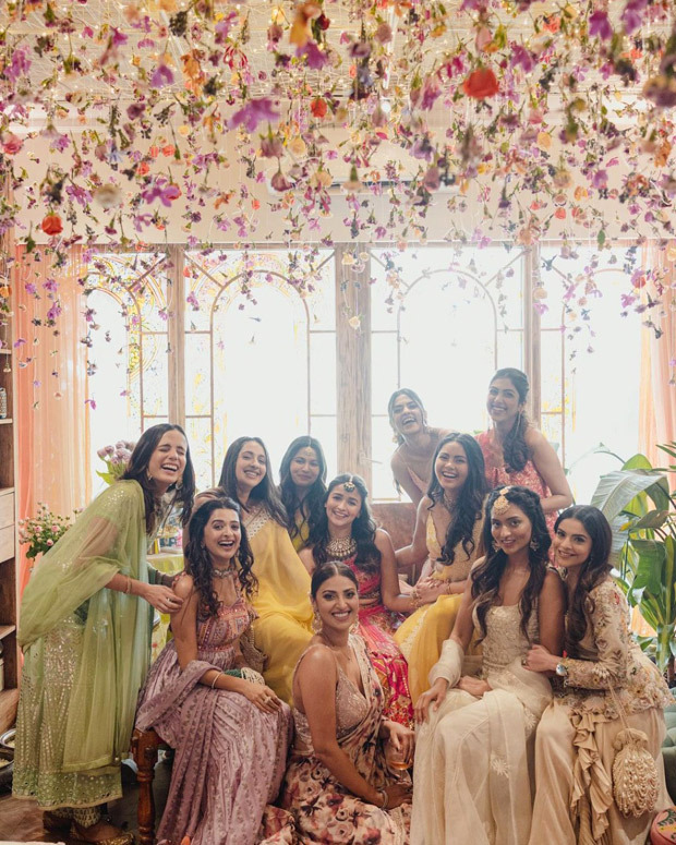 Ranbir Kapoor-Alia Bhatt Wedding: Ranbir carries Rishi Kapoor's photo, dances with Alia, Neetu, Kareena, Karisma, Riddhima at mehendi ceremony 