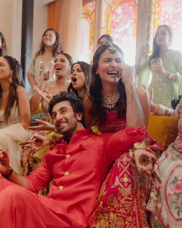 Ranbir Kapoor-Alia Bhatt Wedding: Ranbir carries Rishi Kapoor's photo, dances with Alia, Neetu, Kareena, Karisma, Riddhima at mehendi ceremony 