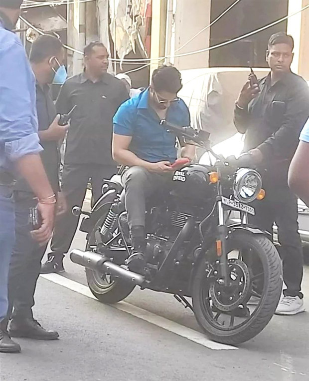 Varun Dhawan drives a Royal Enfield bike in Kanpur on the sets of Bawaal, see leaked photos and videos 