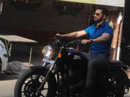 Varun Dhawan drives a Royal Enfield bike in Kanpur on the sets of Bawaal, see leaked photos and videos 