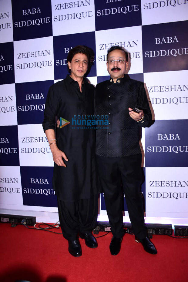 Shah Rukh Khan looks dapper in Pathani as he arrives for Baba Siddique ...