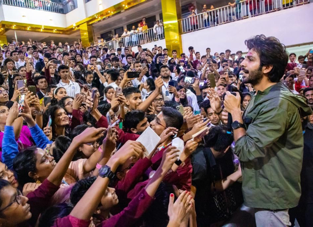 Bhool Bhulaiyaa 2: Kartik Aaryan meets crowd of fans in Pune mall and college as his film inches Rs. 100 crore Bhool Bhulaiyaa 2: Kartik Aaryan meets crowd of fans in Pune mall and college as his film inches Rs. 100 crore
