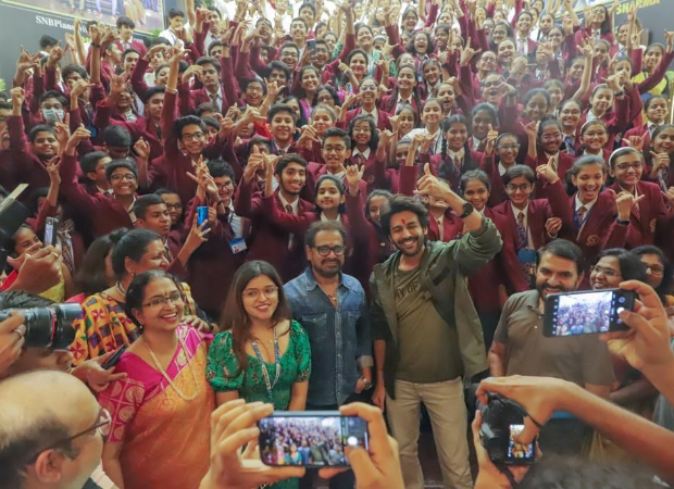 Bhool Bhulaiyaa 2: Kartik Aaryan meets crowd of fans in Pune mall and college as his film inches Rs. 100 crore Bhool Bhulaiyaa 2: Kartik Aaryan meets crowd of fans in Pune mall and college as his film inches Rs. 100 crore