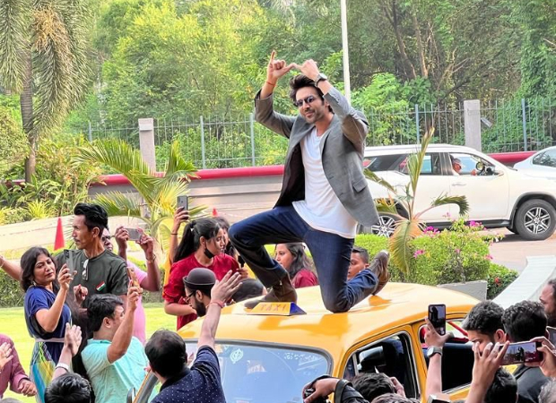 Bhool Bhulaiyaa 2: Kartik Aaryan poses on the roof of Kolkata's famous yellow taxi at Howrah bridge, celebrates Rs. 100 cr success amidst 'Amije Tomar' song launch