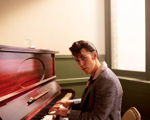 Elvis Trailer Austin Butler takes the stage as King of Rock & Roll in flashy glimpse