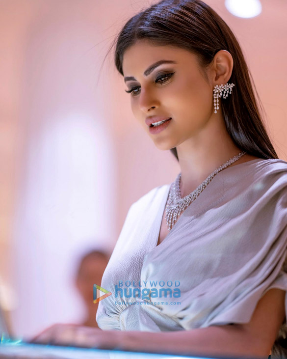 mouni roy 40
