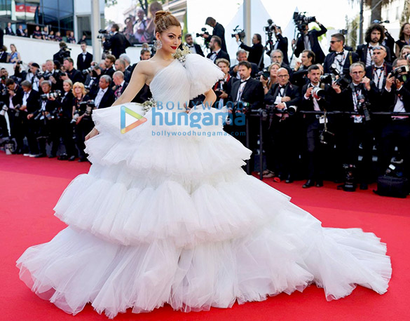 Photo: Urvashi Rautela looks magnificent in a white gown at the Cannes film festival 2022