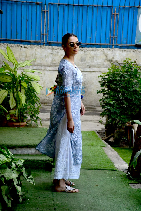 photos aditi rao hydari and shanaya kapoor snapped in juhu 1
