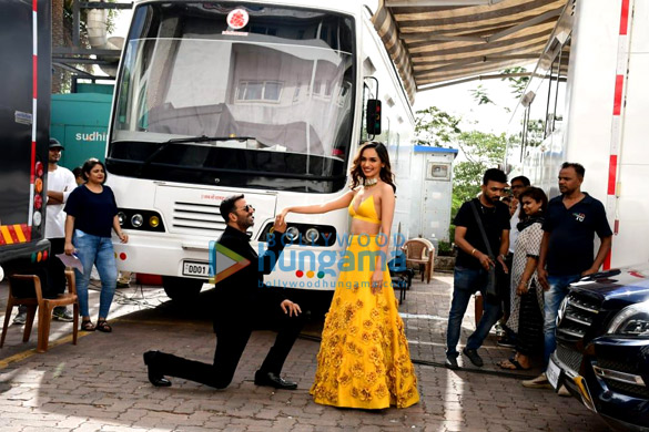 photos akshay kumar nora fatehi manushi chhillar and neetu singh snapped on the sets of dance deewane junior 4
