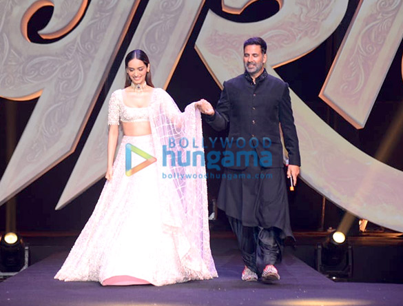 photos akshay kumar and manushi chhillar grace the trailer launch of prithviraj at yrf studio2 2