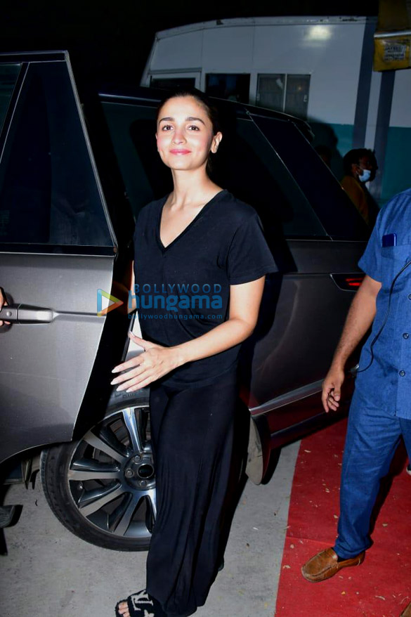 Photos: Alia Bhatt snapped post shoot in Juhu Photos: Alia Bhatt snapped post shoot in Juhu