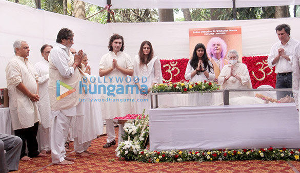 photos amitabh bachchan and jaya bachchan attend pt shiv kumar sharmas last rites ceremony 1