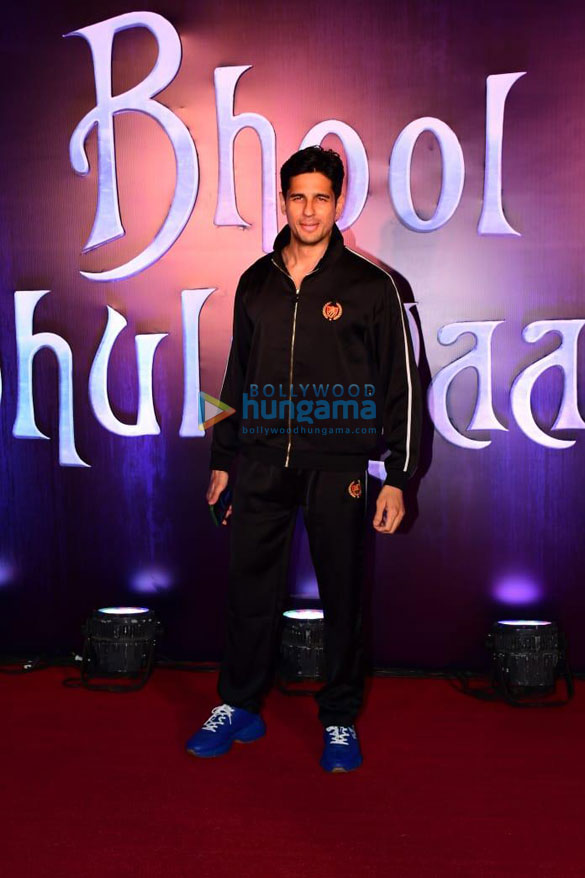 photos celebrities snapped attending the premiere of bhool bhulaiyaa 2 4