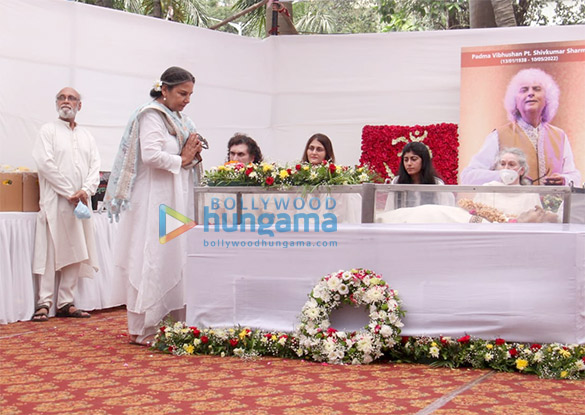 photos celebs attend pt shiv kumar sharmas last rites ceremony1 1