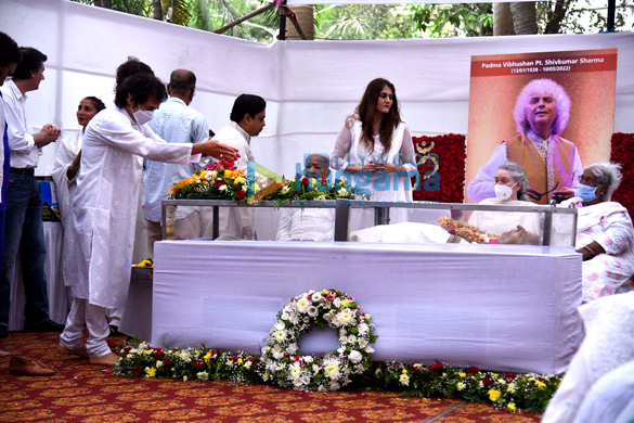 photos celebs attend pt shiv kumar sharmas last rites ceremony4 2