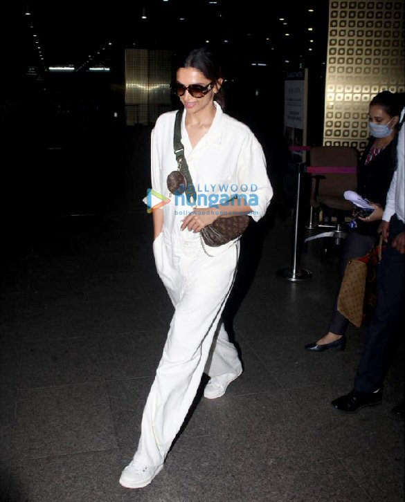 photos deepika padukone and kriti sanon snapped at the airport 3