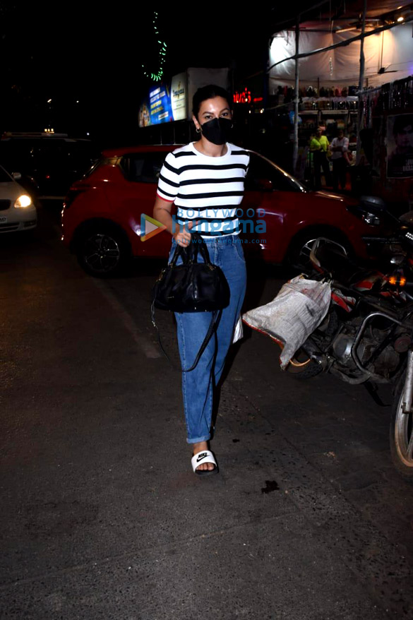 photos gauahar khan snapped at a store in mumbai 3