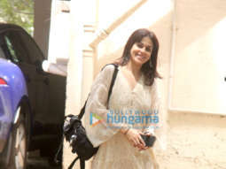 Photos: Genelia D’Souza spotted outside Aamir Khan’s house in Bandra
