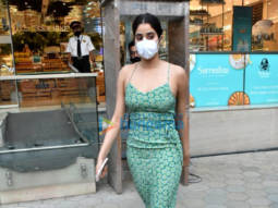 Photos: Janhvi Kapoor snapped at Foodmall