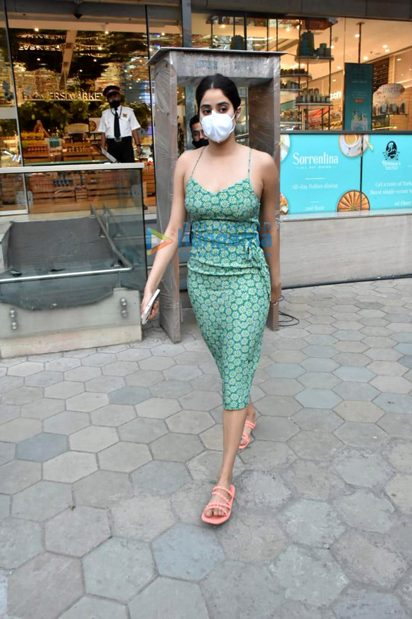 photos janhvi kapoor snapped at foodmall 2