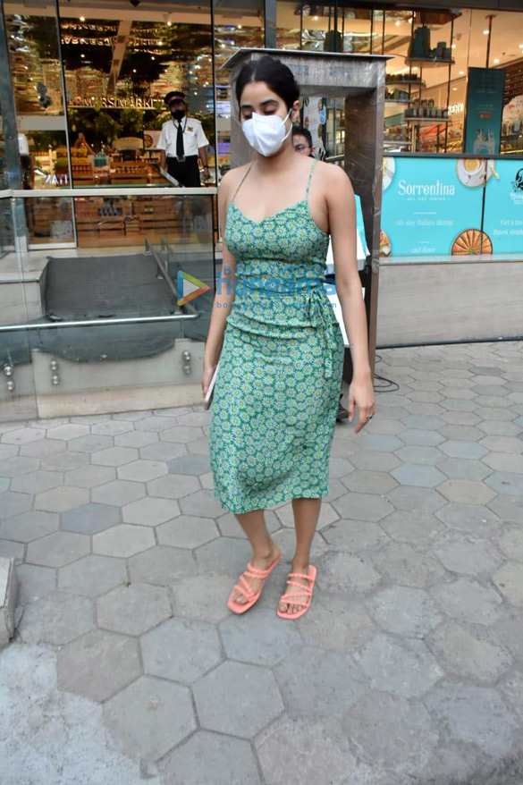 photos janhvi kapoor snapped at foodmall 3