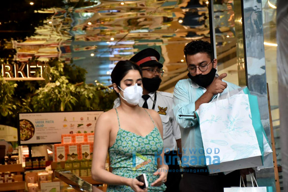 photos janhvi kapoor snapped at foodmall 4